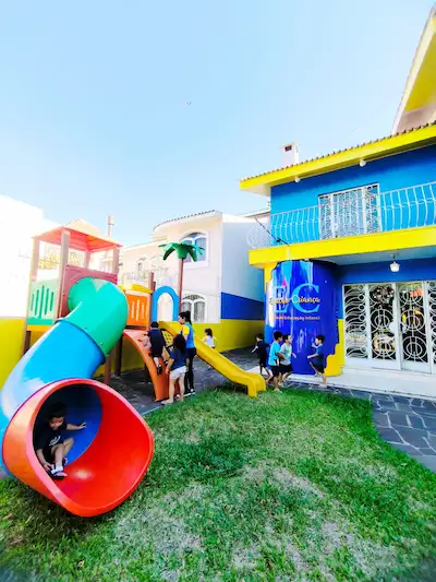 Brinquedo na frente da escola estação criança em uruguaiana