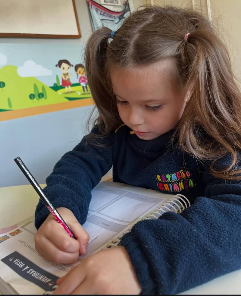 Criança estudando em sala de aula infantil