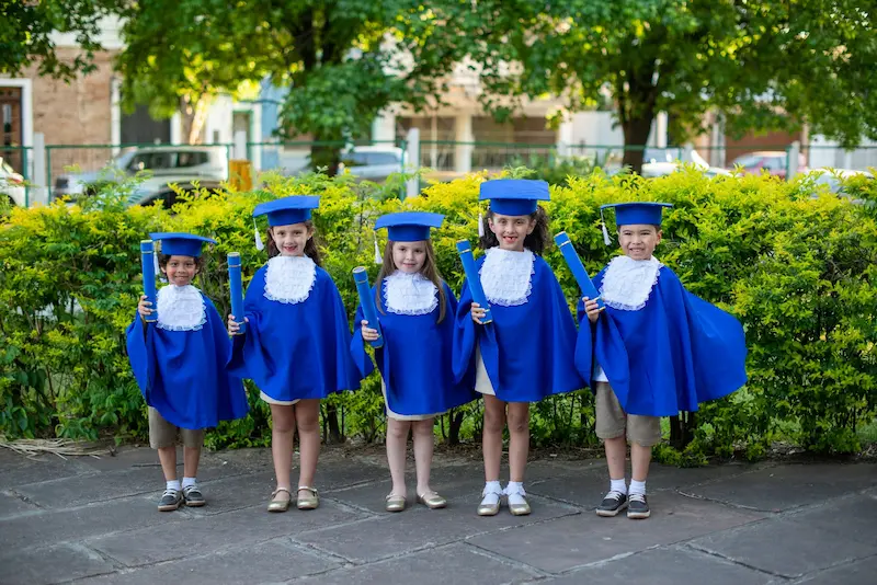 Crianças com toga em formatura infantil