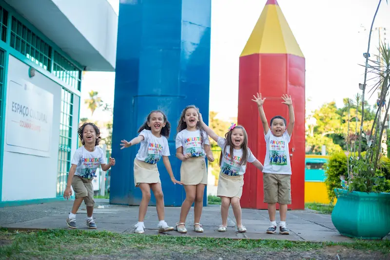 Crianças felizes com fotos da formatura