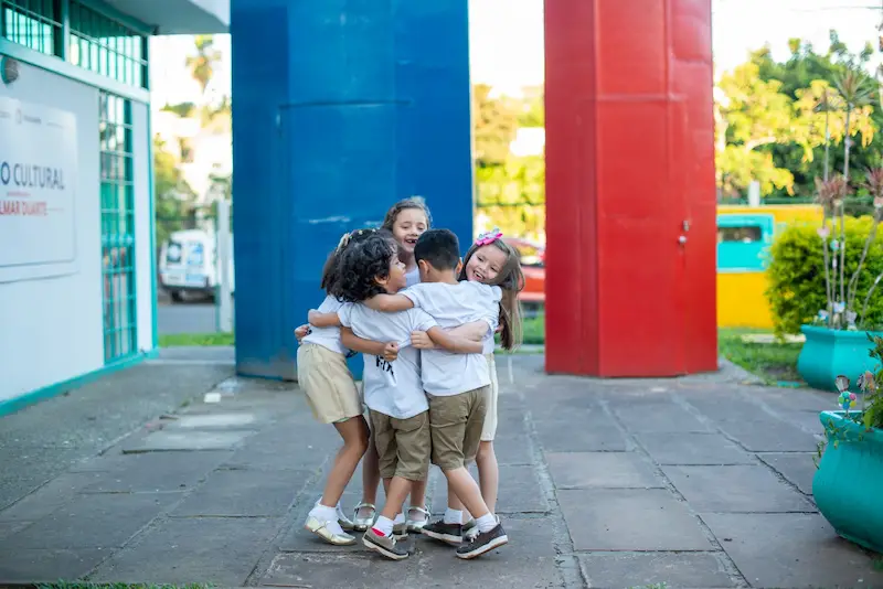 Crianças felizes se abraçando
