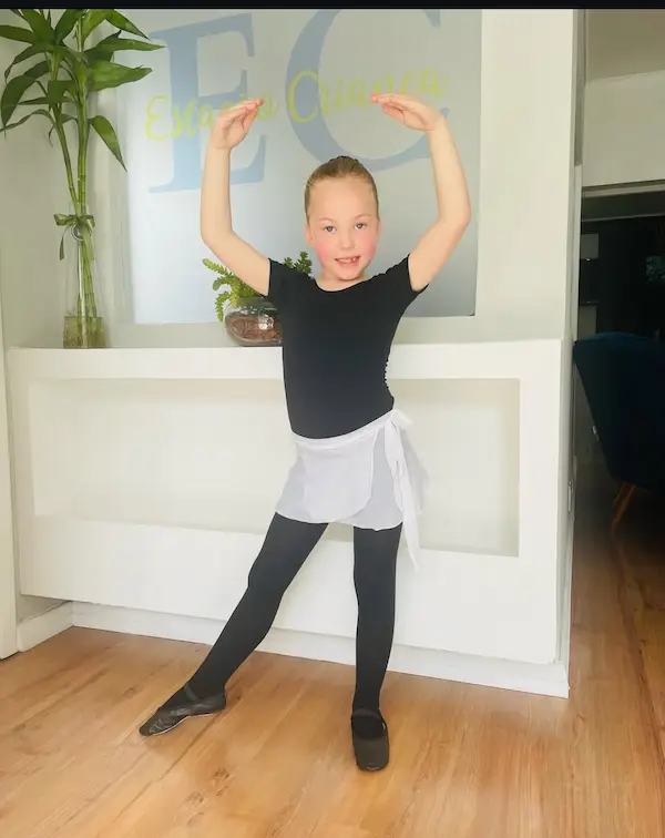 Bailarina na escolinha estação criança