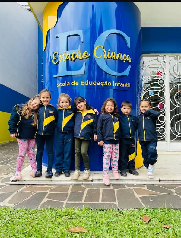 Crianças na fachada da escola estação criança em uruguaiana