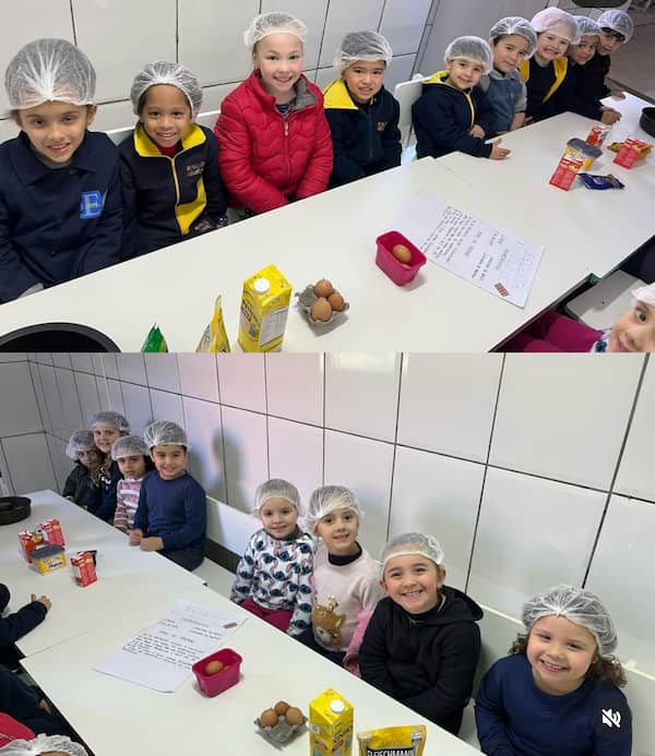 Crianças comendo no refeitório da escola estação criança